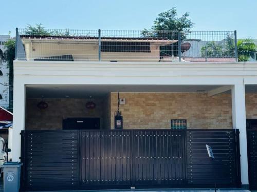 Malacca City House | Villa in the Central Melaka for Families, Wide Balcony with Kids Pool and BBQ, COMFY HILL