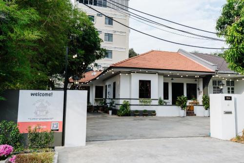 Downtown George Town House | Wangs BnB 4 Bedrooms Villa
