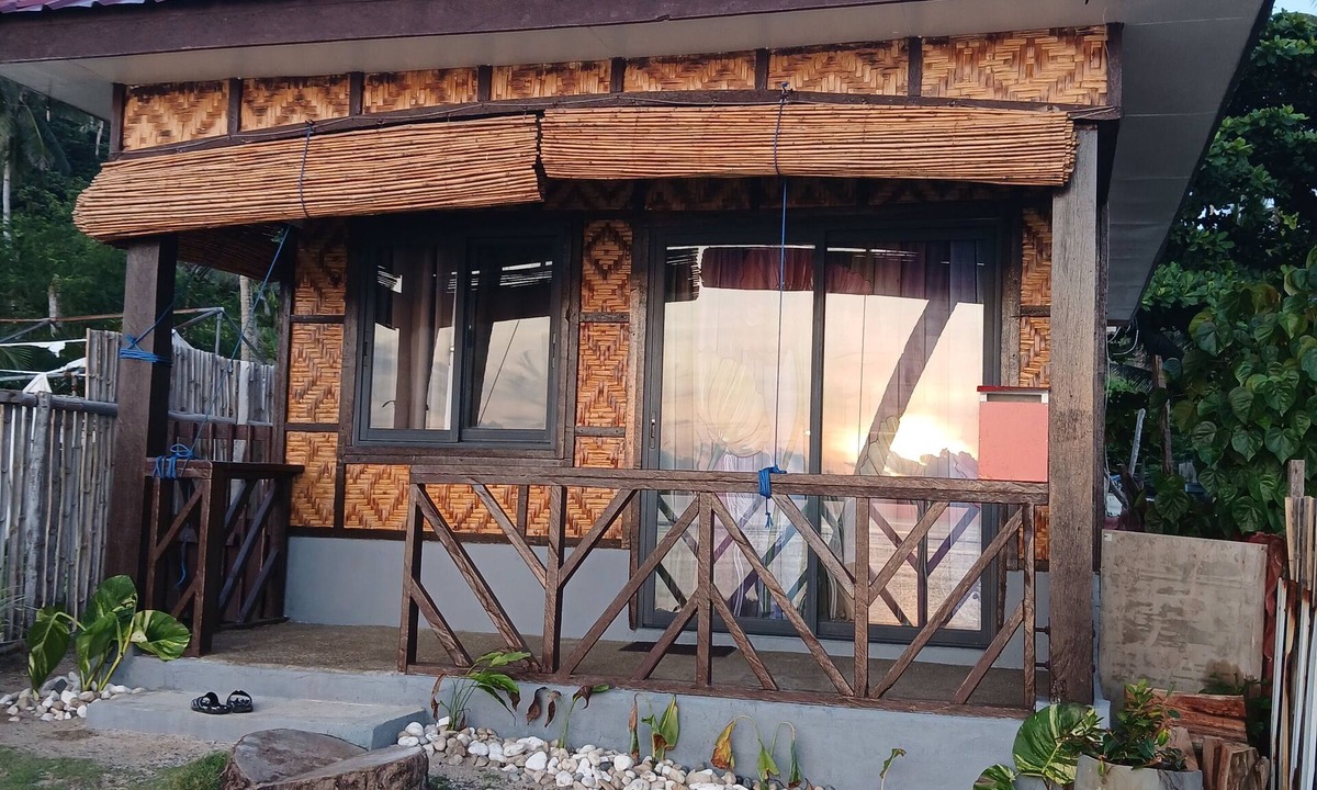 San Isidro House | Zyrine Homestay - Seawall Side