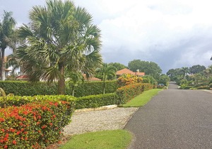 2BD guest-friendly villa in central Sosua with private pool, near beach/clubs in Sosúa
