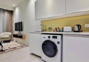 Deluxe King Suite with Twin Tower View 13