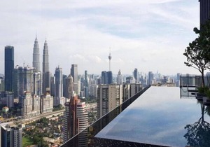 Deluxe King Suite with Twin Tower View 13