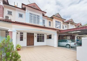 Double Storey Deluxe House by DH Bukit Indah