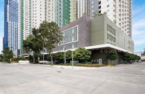 Cebu Apartment | 1BR in IT Park—Fast WiFi, Netflix, Washer & Pool