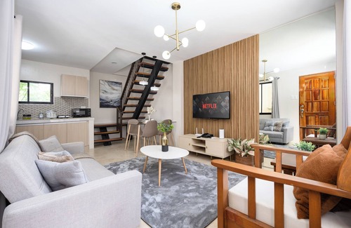 Cebu House | 3BR & 3BA Townhome in Central Cebu City with WiFi, Netflix, Parking and Washer