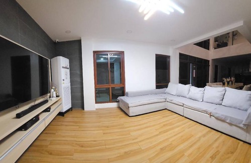 Balibago Villa | 400 m² Villa ∙ 5 bedrooms ∙ 20 guests