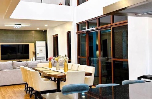 Balibago Villa | 400 m² Villa ∙ 5 bedrooms ∙ 20 guests