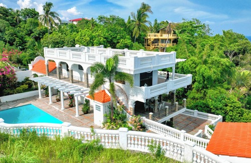 Puerto Galera Villa | Casa Del Faro