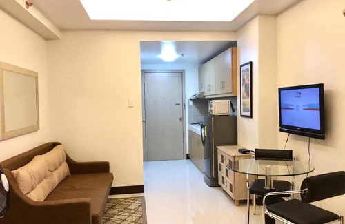 South Triangle Apartment | Chic,Clean Unit near AbsCbn @Mplace QC