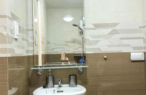 South Triangle Apartment | Chic,Clean Unit near AbsCbn @Mplace QC
