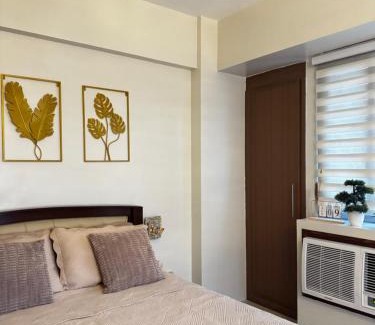 Luzon Apartment | Chic Unit with Balcony - Free wifi & netflix across Naia Terminal 3 Airport