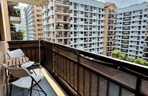Cubao Condo | Cosy Home with Pool Access near Train & Bus Stations, up to 4pax.