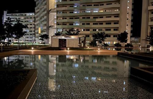 Quezon City Apartment | FREE Parking, Pool, Gym, Netflix, Wi-fi, PS4!