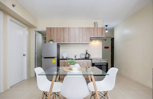 Lahug Apartment | Furnished 2BR | City View, WiFi, Netflix and Pool