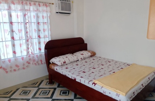 Dauis Hostel | HAPPY HOME along the highway. Near bikini beach 5rooms