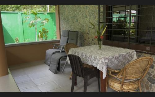 San Fernando House | Haus am Strand auf Sibuyan Island nahe Cresta de Gallo - Marevic's Guesthouse 1 ohne Klimaanlage