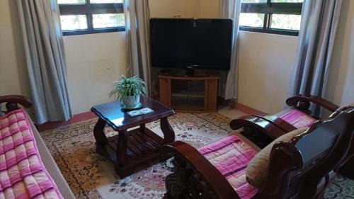 Alaminos House | Hundred Islands Guest House and Garden Resort