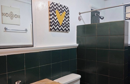 Baguio House | Luxhomme GuestHouse with Balcony