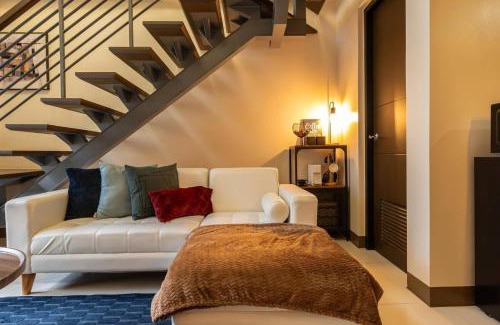 Salcedo Village Apartment | Luxury Cozy Stylish Loft in Makati