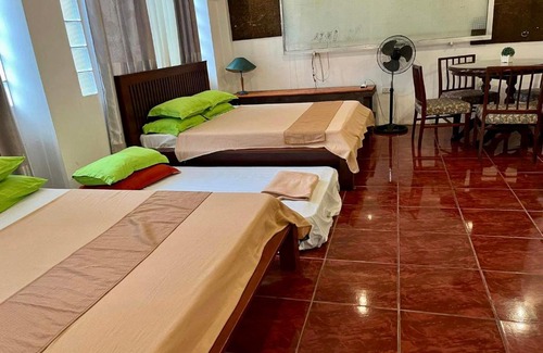 Marikina House | MARIKINA 32 sqm Studio for Transients w WiFi 40 inch TV Parking