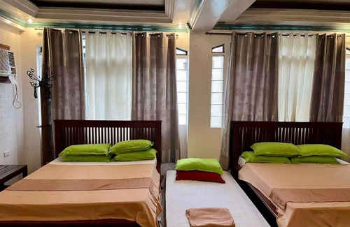 Marikina House | MARIKINA 32 sqm Studio for Transients w WiFi 40 inch TV Parking