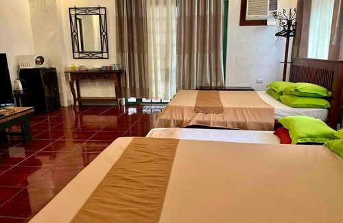 Marikina House | MARIKINA 32 sqm Studio for Transients w WiFi 40 inch TV Parking