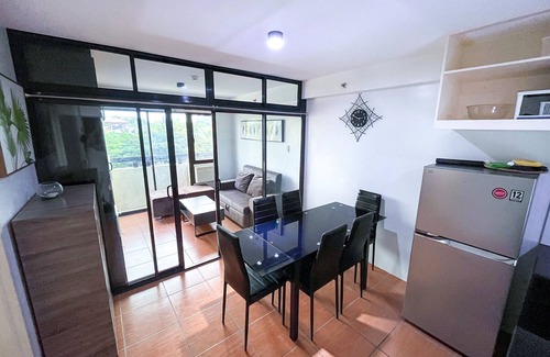 Davao Condo | Modern 2BR Condo Near SM with Free Parking, Pool, WIFI, and Netflix