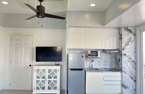 Cebu Apartment | Modern apartment with AC, WiFi, fitness room, ideal for remote work.