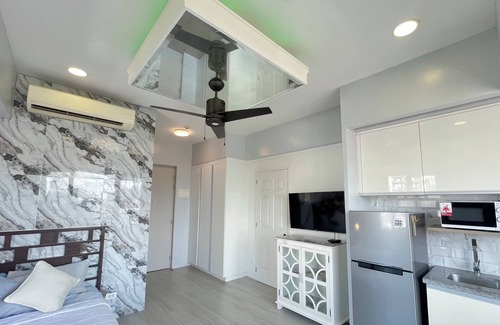 Cebu Apartment | Modern apartment with AC, WiFi, fitness room, ideal for remote work.