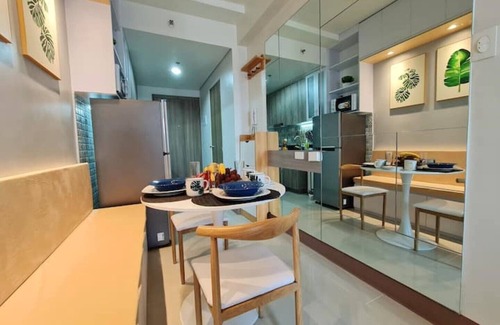 Pasay Condo | Modernistic flat along Roxas Blvd |Fast net|Netflx