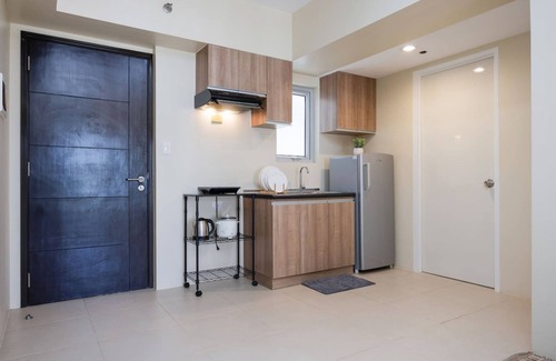 Lahug Apartment | Newly Renovated 1BR in IT Park—WiFi, Netflix+Pool