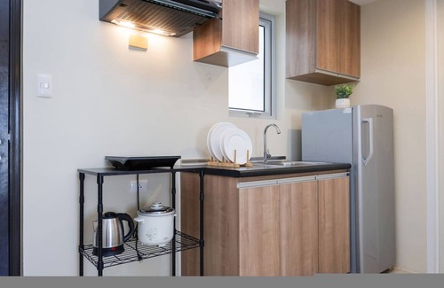 Lahug Apartment | Newly Renovated 1BR in IT Park—WiFi, Netflix+Pool