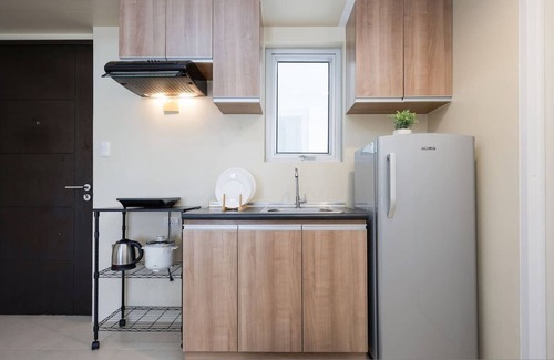 Lahug Apartment | Newly Renovated 1BR in IT Park—WiFi, Netflix+Pool