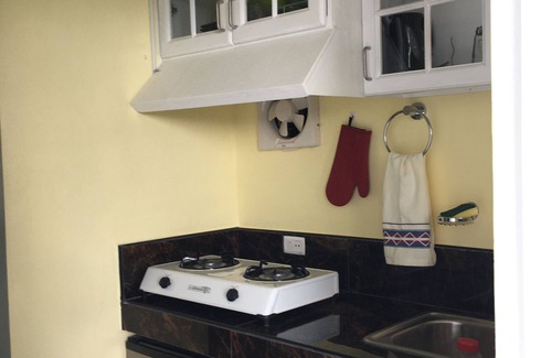 Zamboanguita Apartment | Nicely appointed studio in charming Zamboanguita with AC, WiFi