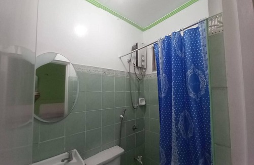 Naga Hotel | OYO 1048 Jomckayl Apartelle