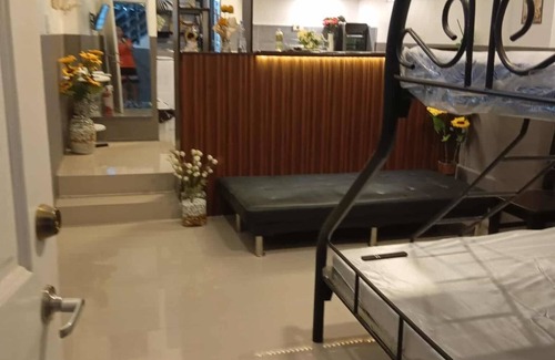 Marikina House | Parayno's transient Room in Marikina 2, Free NETFLIX/Centrally Located Place.