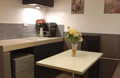 Marikina House | Parayno's transient Room in Marikina 2, Free NETFLIX/Centrally Located Place.