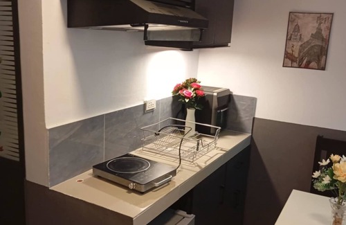 Marikina House | Parayno's transient Room in Marikina 2, Free NETFLIX/Centrally Located Place.