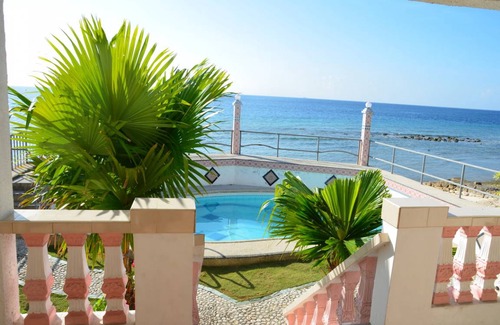 Oslob Resort | Private room ∙ 3 guests