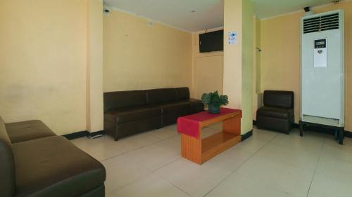 Alabang Hotel | RedDoorz at Ranchotel Alabang