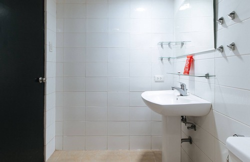 Moonwalk House | RedDoorz @ Kassel Residences Paranaque