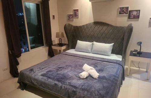 Balibago Apartment | Sheryll Escapes - Kandi Posh 1BR with King bed, fibre Wi-Fi & Free housekeeping