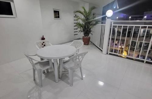 Balibago Apartment | Sheryll Escapes - Kandi Posh 1BR with King bed, fibre Wi-Fi & Free housekeeping