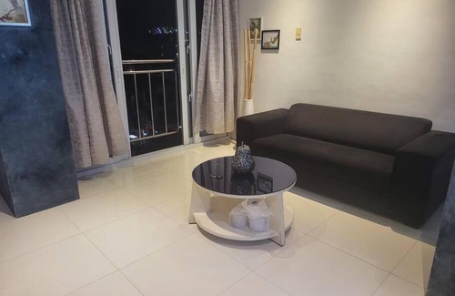 Balibago Apartment | Sheryll Escapes - Kandi Posh 1BR with King bed, fibre Wi-Fi & Free housekeeping