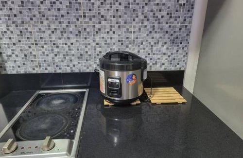 Balibago Apartment | Sheryll Escapes - Kandi Posh 1BR with King bed, fibre Wi-Fi & Free housekeeping