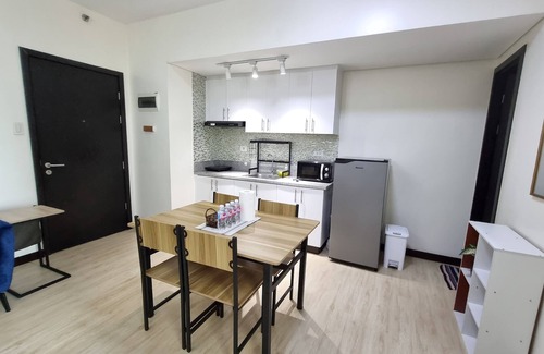 San Lorenzo Condo | Spacious 2BR Condo San Lorenzo Place 4KM Airport Netflix WIFI