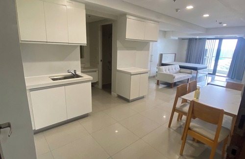 Paranaque Apartment | This seaview condo overlooking Manila Bay offers quiet comfort and inner joy