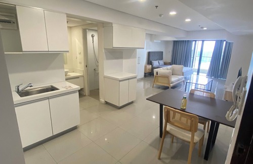 Paranaque Apartment | This seaview condo overlooking Manila Bay offers quiet comfort and inner joy