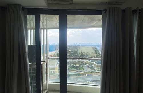 Paranaque Apartment | This seaview condo overlooking Manila Bay offers quiet comfort and inner joy