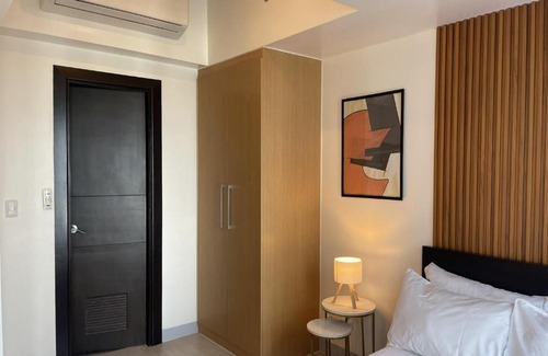 Taguig Apartment | Uptown Parksuites Apartments Tower 1 BGC by PH Staycation